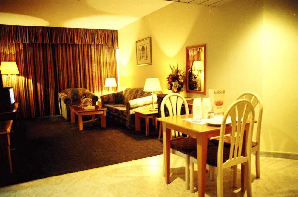 Emirates Plaza Hotel Abu Dhabi Esterno foto